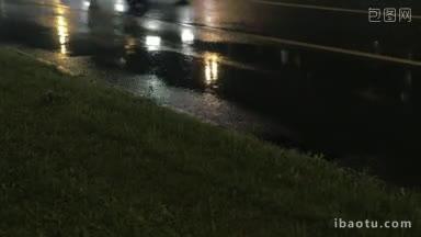 夜景的汽车交通在潮湿的道路上有水坑